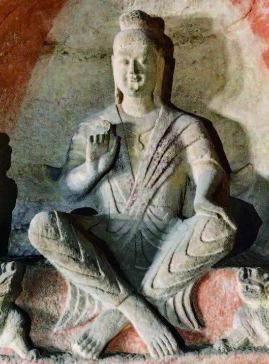 身披袈裟的交脚弥勒佛像