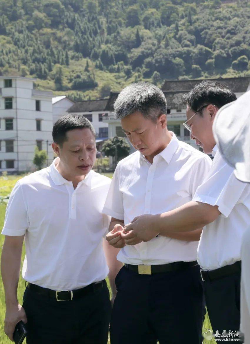 8月27日,娄底市委副书记,市长曾超群赴冷水江市调研抗旱工作.