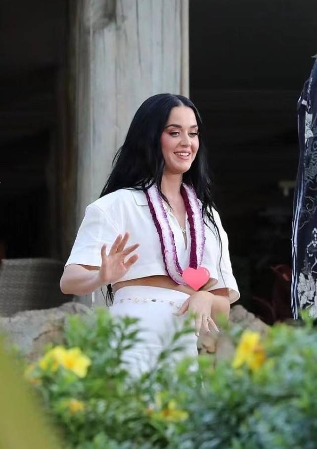 精灵王子奥兰多背1岁女儿遛弯!