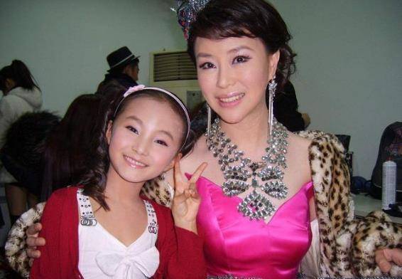 她9次登上电视舞台,嫁比自己大37岁富商,今被分手后无人识_祖海_邹友