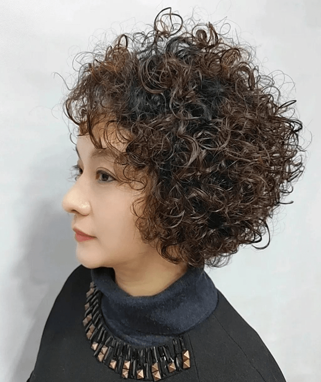 放弃你的"大妈卷"吧,女人40岁后更适合这5款发型,减龄有气质_卷发