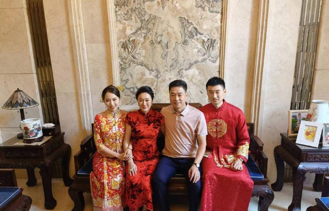 儿子两年前未婚产子,如今终抱得美人归_李京龙_父亲_广厦