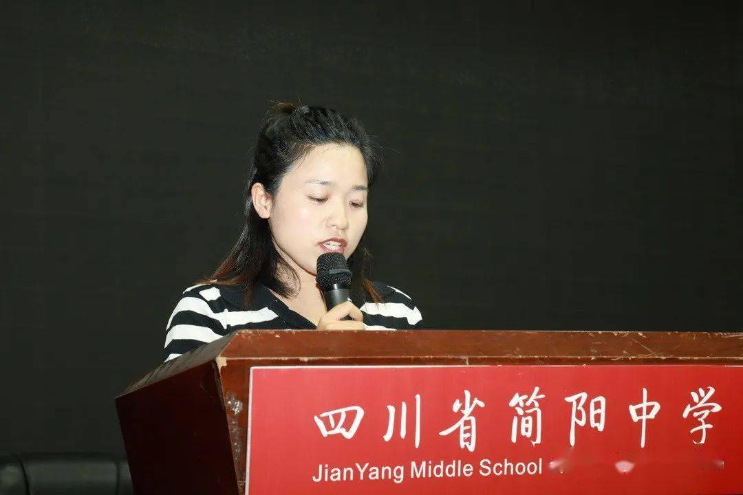 简阳中学心理健康教研组于静老师做了题为《心理危机干预案例实务》的