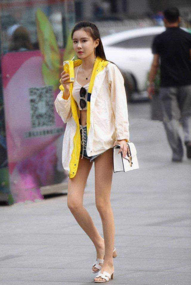 小表姐衣服太短,大夏天还要穿件外套,这下"尴尬"了_女生_款式_潮流