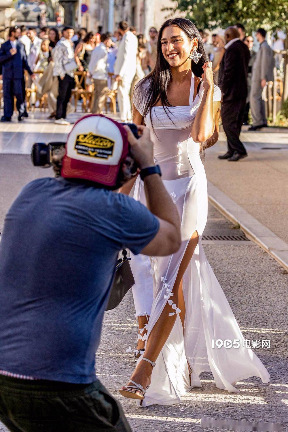 啪姐出席友人婚礼 一袭白色透视纱裙大秀魔鬼身材_瓦勒_沙勒_同系