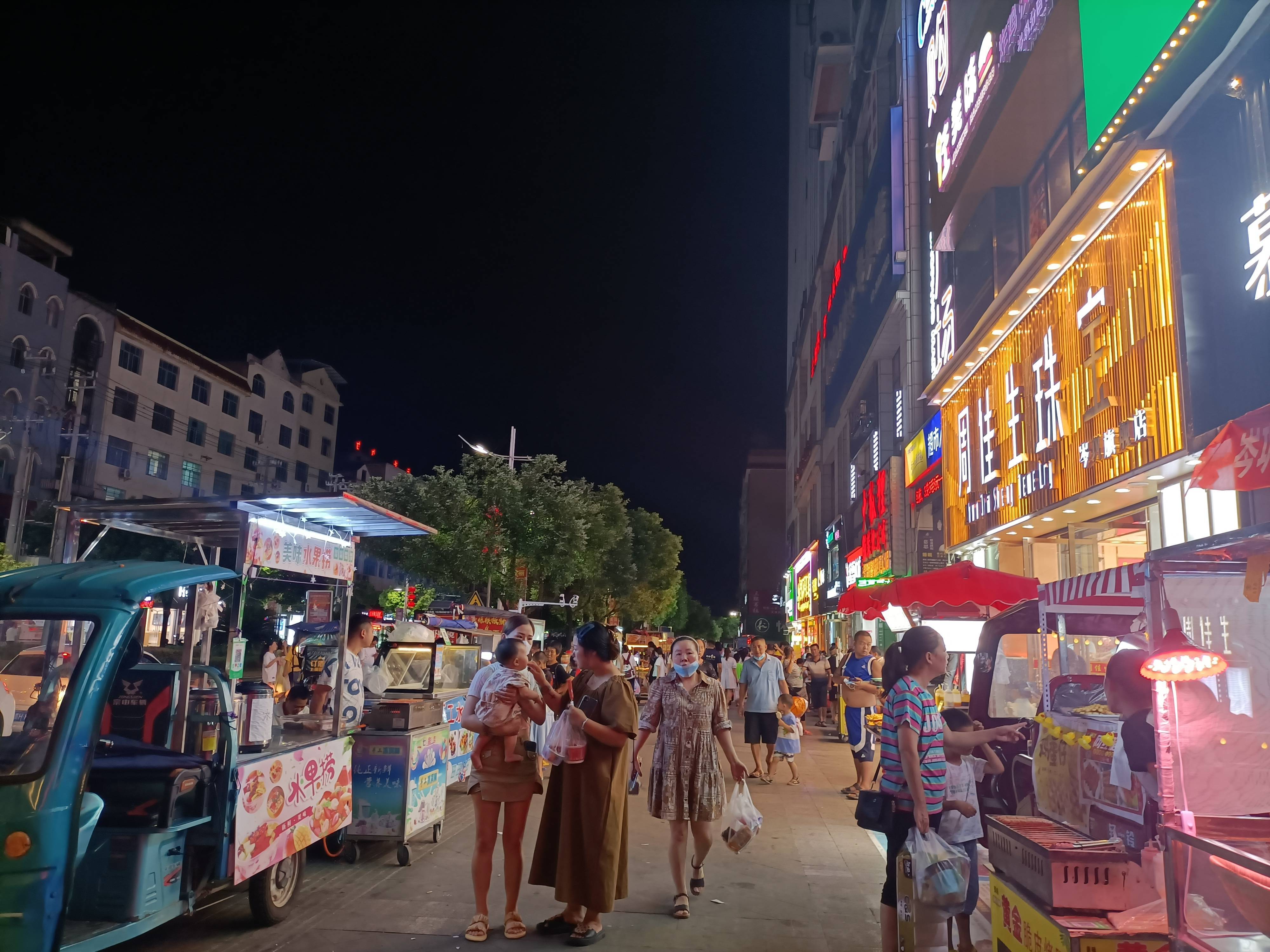 在岑巩县城区的地标广场,每天,夜幕降临,这里的小地摊一字排开,各种