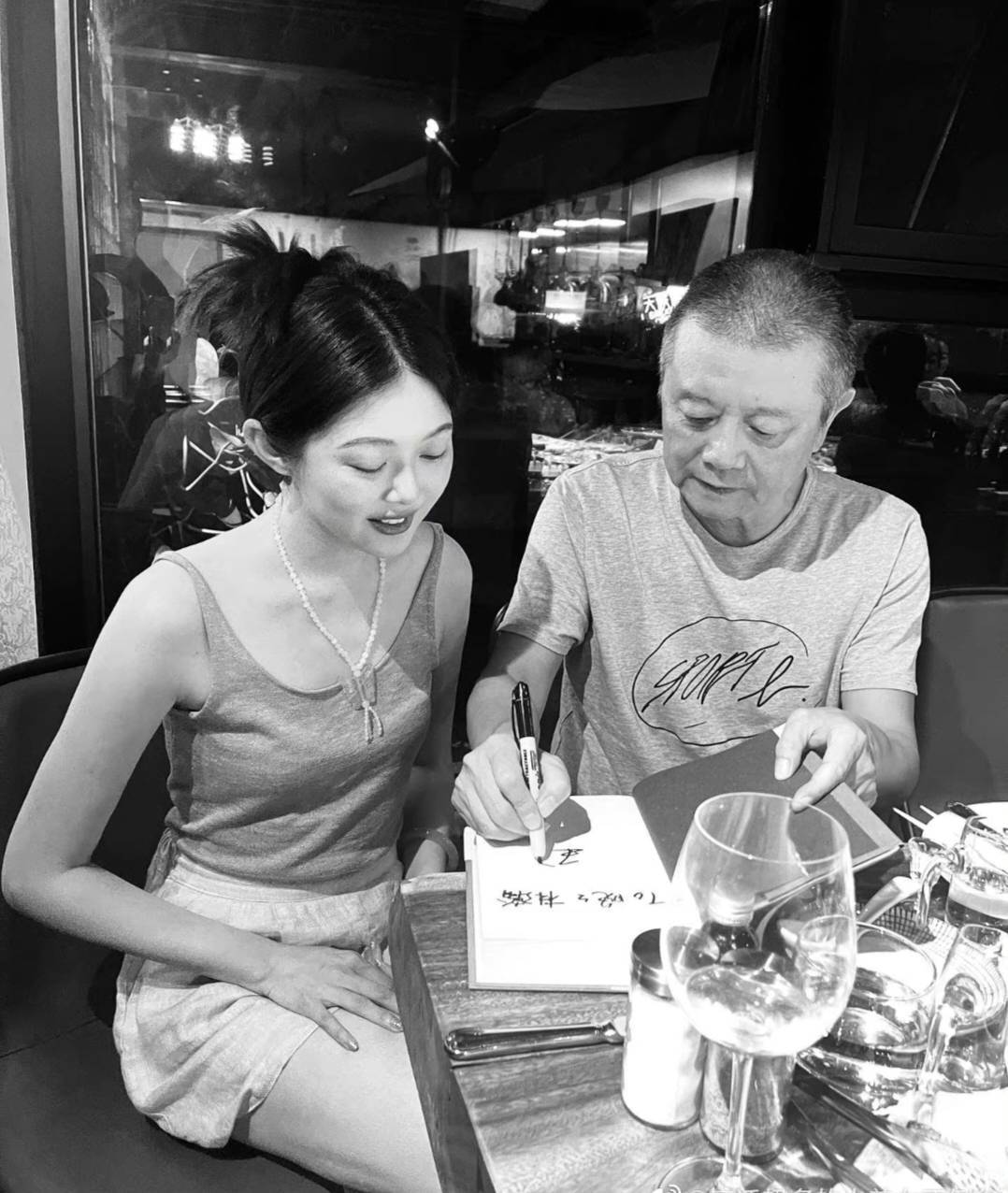 穿吊带露白皙大腿,饭桌畅饮千元茅台_照片_林瀚_艺术细胞