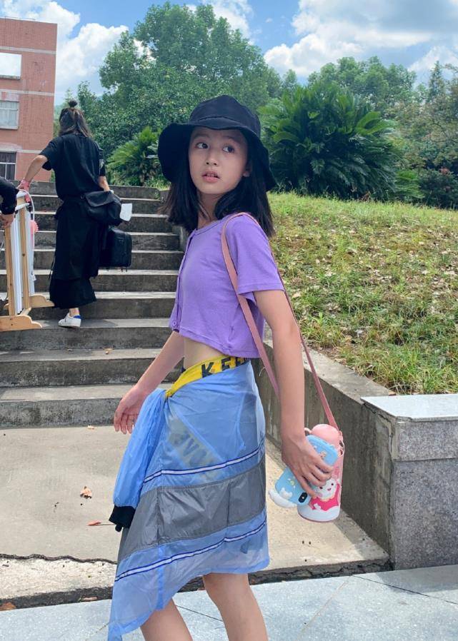 被赞"最美童星"的她,才10岁就挑战香芋衫炫腹,长大还了得?