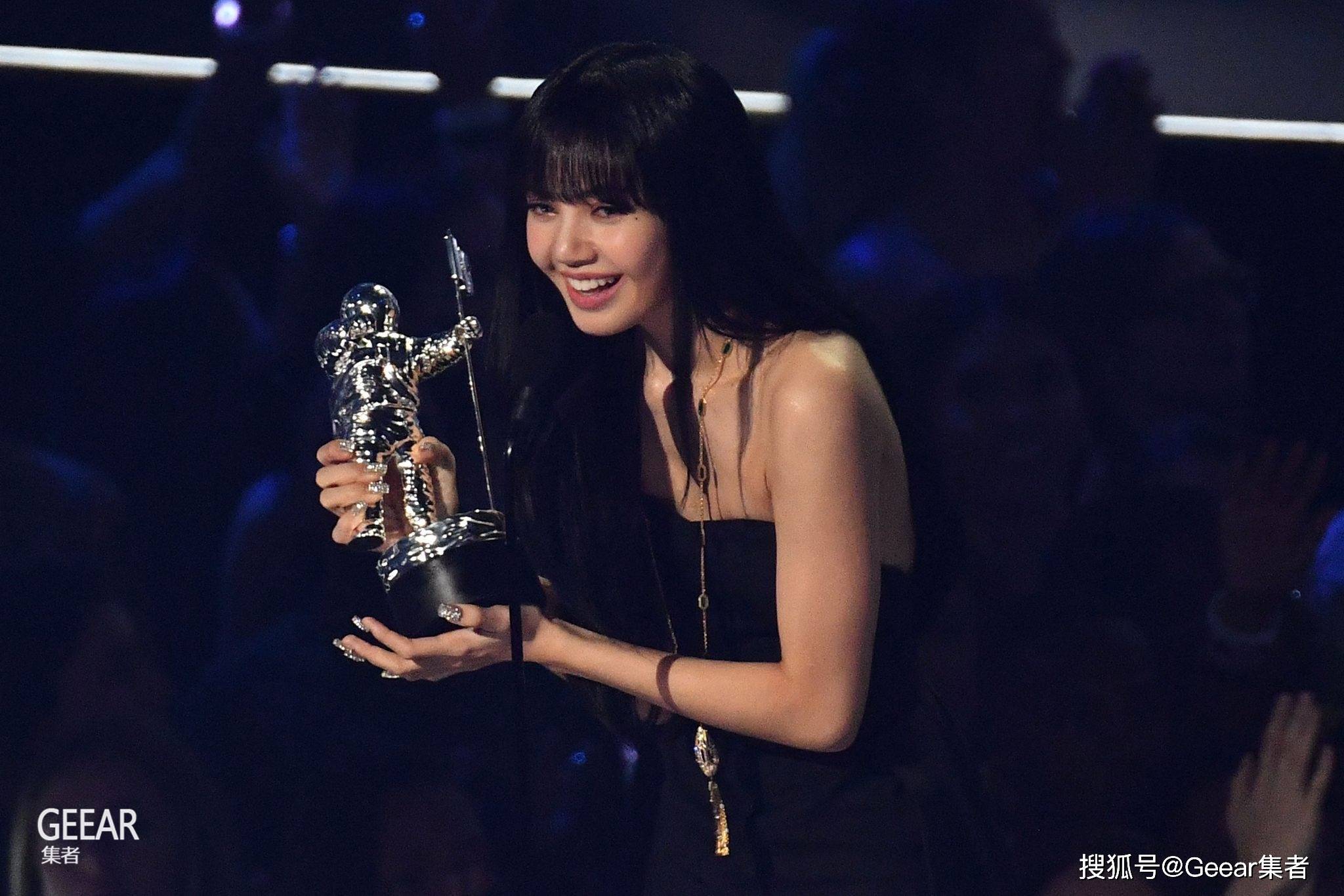 2022mtv颁奖典礼:blackpink将小黑裙穿出4种风格!_jisoo_音乐_pink