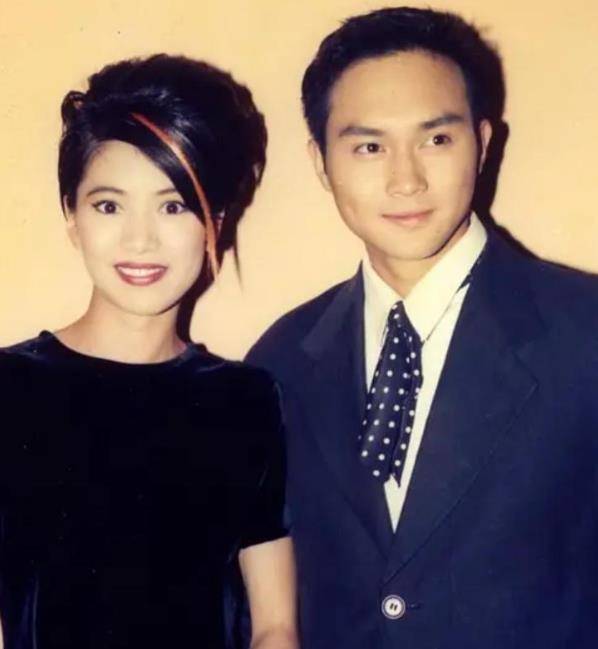 19岁成名,两届金像奖影后,脾气暴说话直,却被张智霖独宠30年_袁咏仪