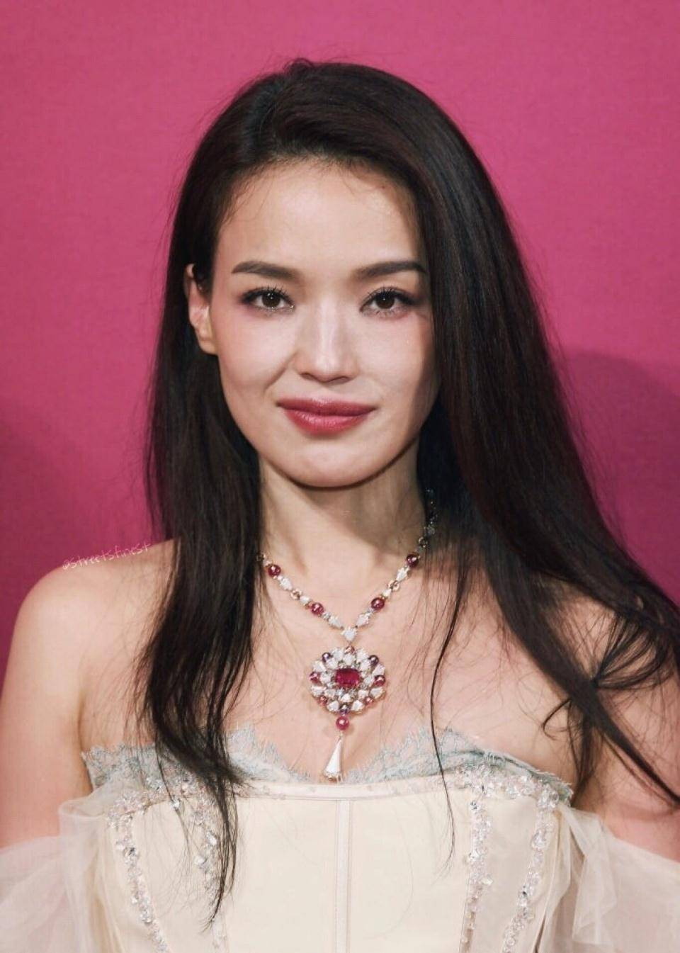 舒淇的厚嘴唇就跟宽眼距完美融合,总给人一种慵懒时尚的感觉.