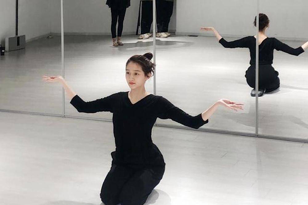 张艺凡芭蕾公主,关晓彤芭蕾小姐,热巴芭蕾皇后,那她算什么级别_舞蹈