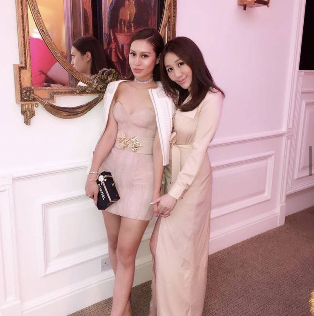 何超盈为女儿办生日会,闺蜜林心儿晒合照,3岁女儿背名牌包出镜_干妈