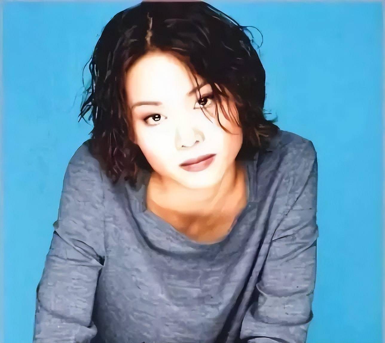 歌手许美静:被渣男逼疯,被家人送进精神病院,她究竟经历了什么_陈佳明