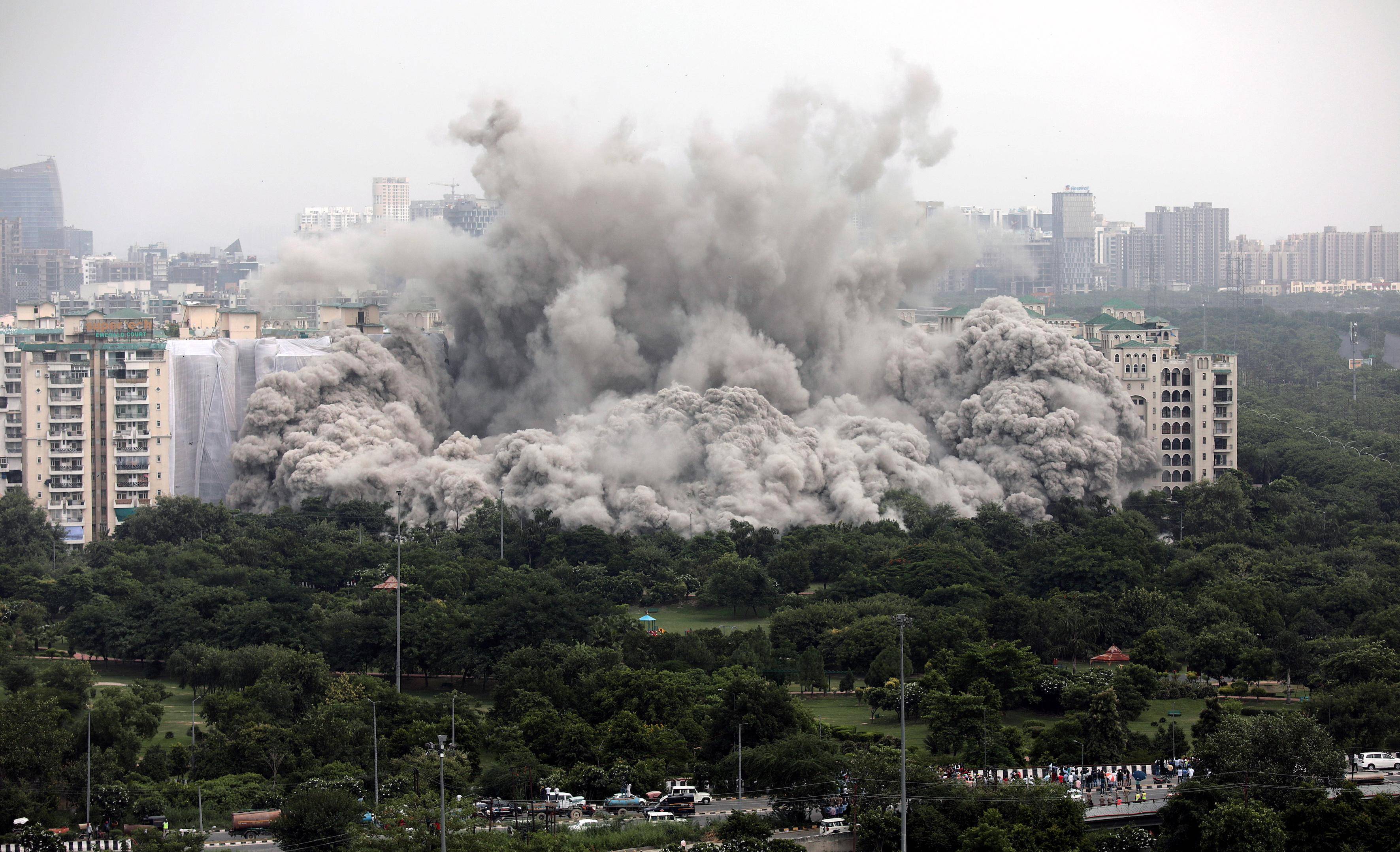 图集:印度首都新德里附近百米高"双子塔"遭爆破_印度约百米高"双子塔"