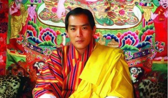 不丹65岁老国王，娶首相四位漂亮千金做妻子，年轻时像极了吴彦祖