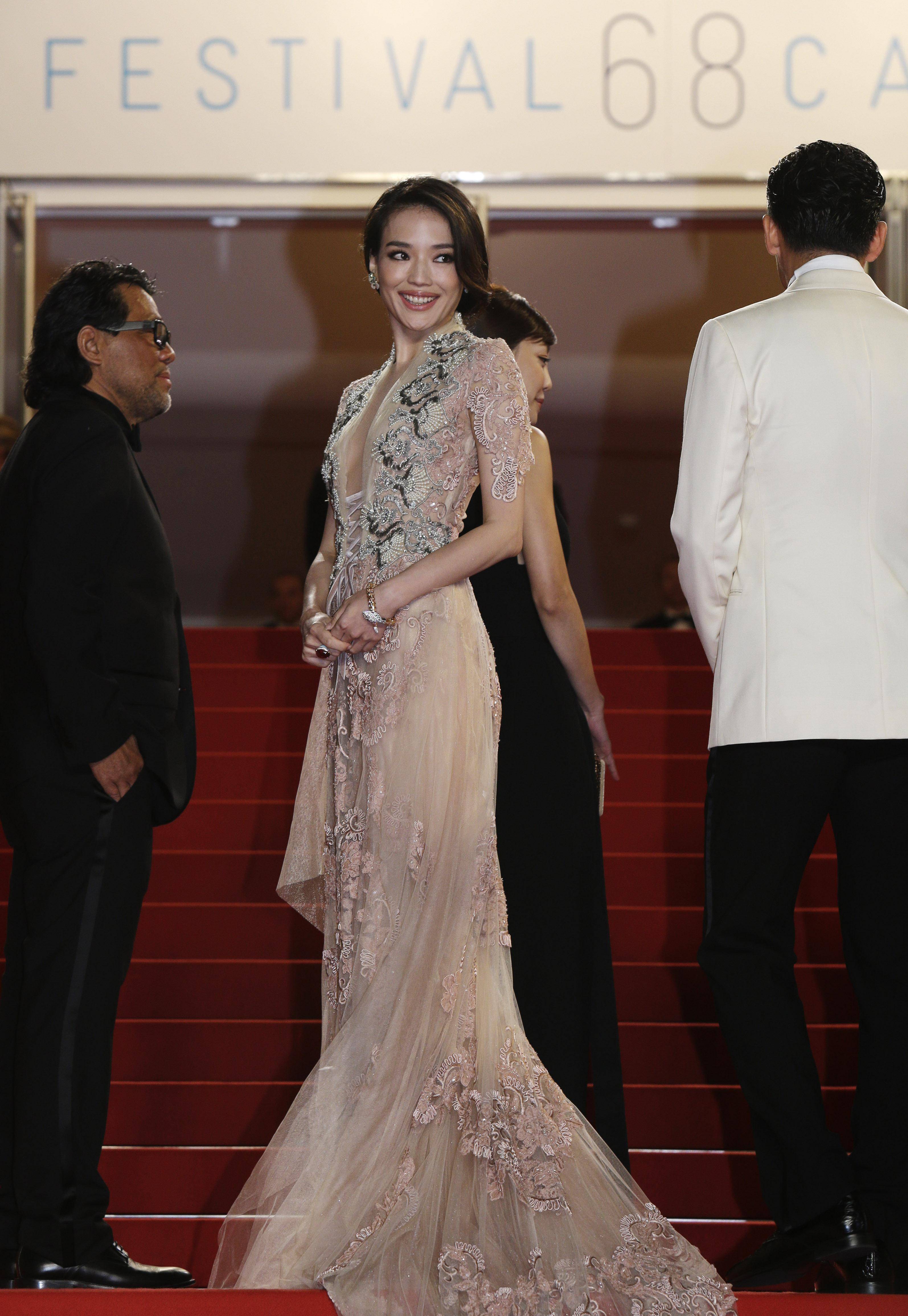 舒淇也是百变女神,不仅穿衣时尚时髦,她的妆容比颜值更有看点