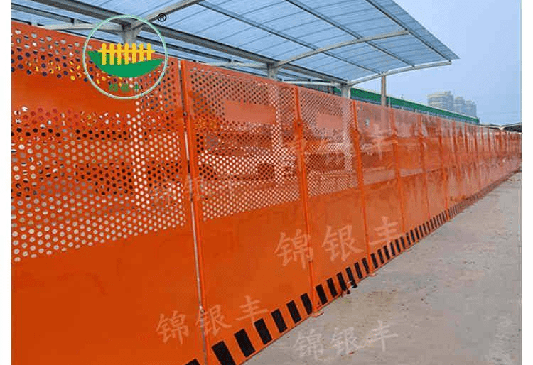 新乡锦银丰护栏:围挡厂家的 施工彩钢围挡由什么组成