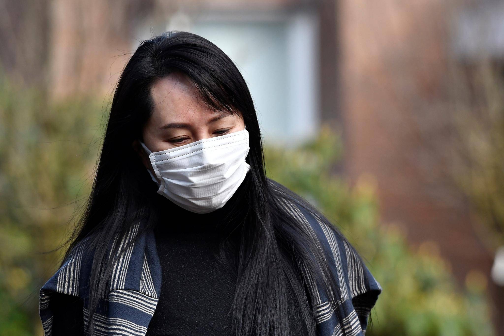 孟晚舟春节后首次露面,条纹衫当披肩好时髦,身材发福依旧优雅_造型