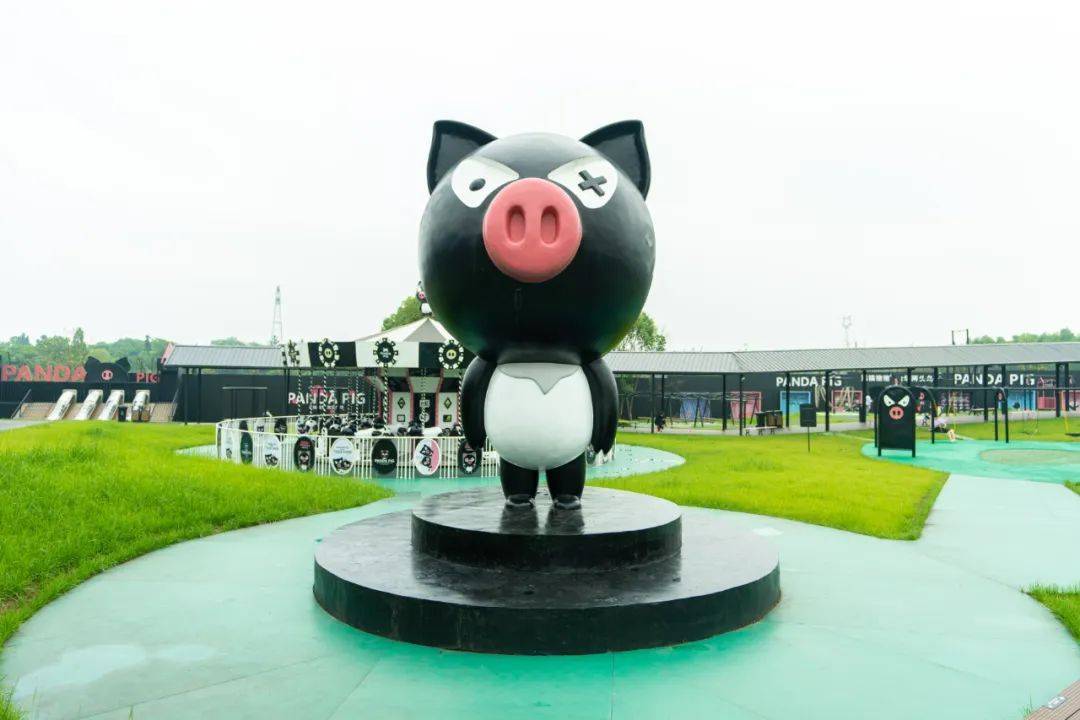 欢乐小猪村是以熊猫猪猪生活的村庄概念打造,设置猪猪城堡,小猪剧场