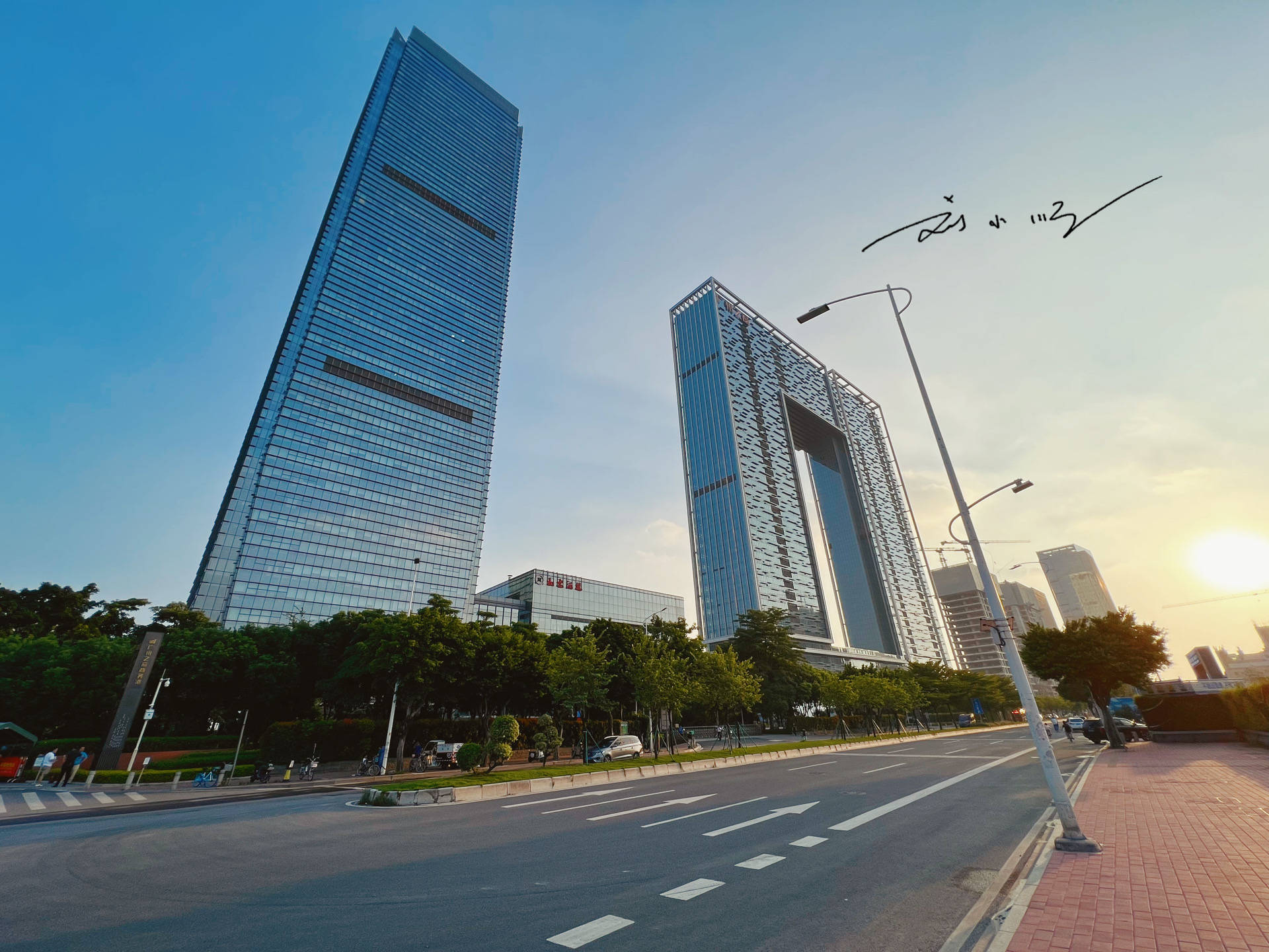 广州市珠江边的新地标，被称为“100大厦”，目前还只建好了1和0