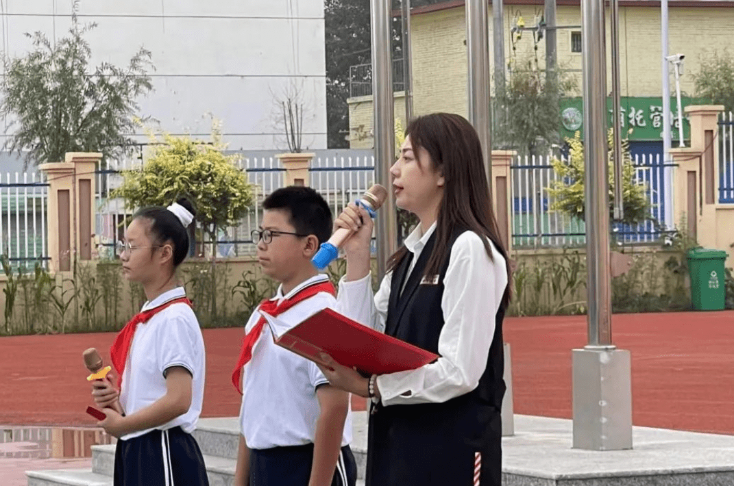 沙河第二小学赵利生校长首先向加入沙河二小大家庭的新老师,新同学