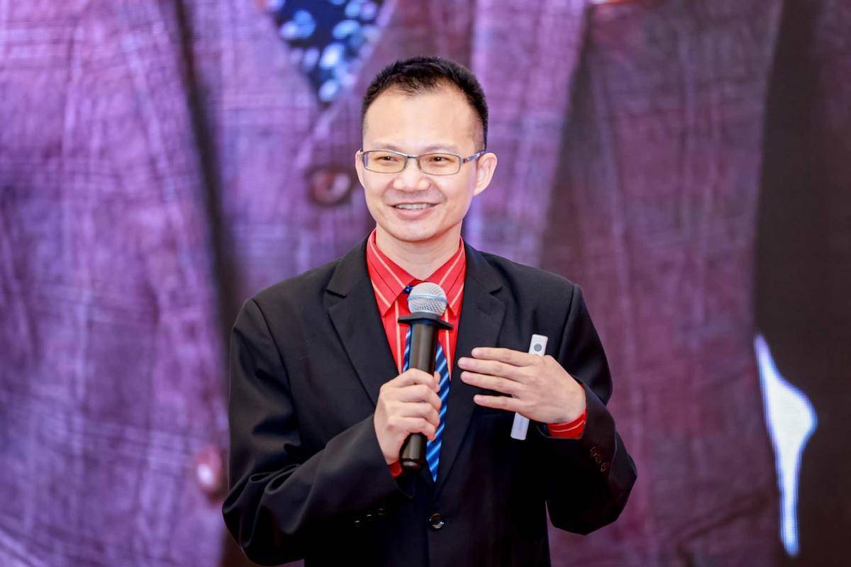 深圳市御参堂品牌经营管理有限公司董事长郑世杰,董事兼总经理戴立红
