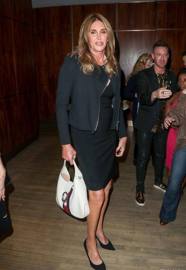 卡戴珊变身老爸现身街头遛狗,70岁素颜脸好僵,穿短裤膝盖好臃肿_凯特