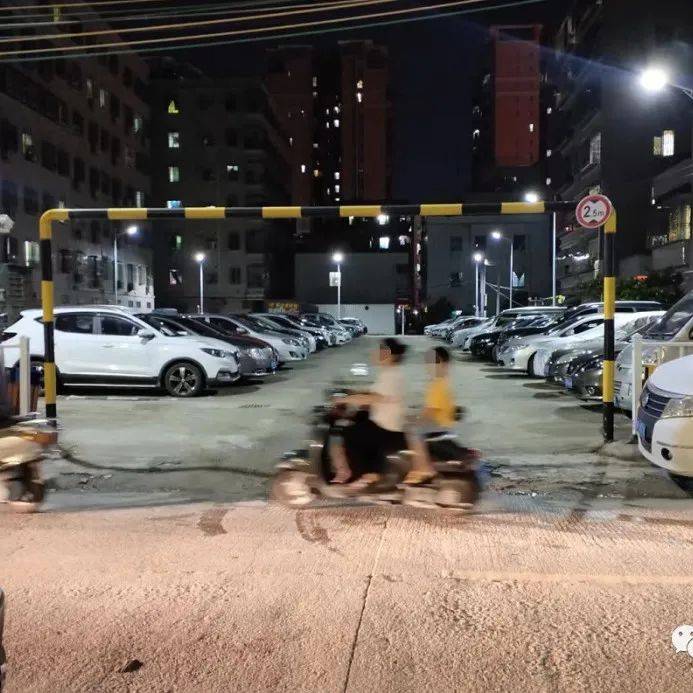 海丰免费公共停车场竟然有人在“霸位” 小车 重地 阻塞