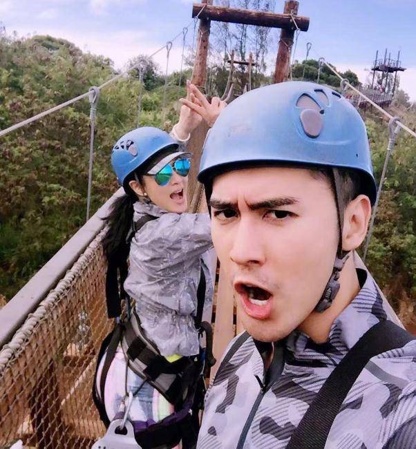 对镜头大摆pose似姐妹,女儿星范十足_张伦_时尚_严稚棱