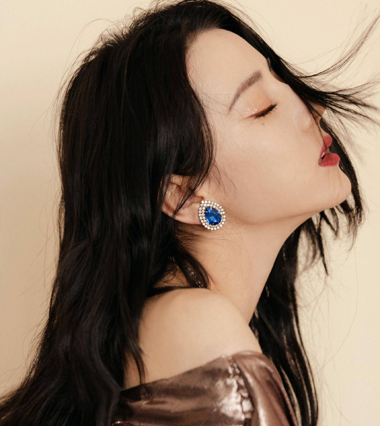 迪丽热巴真是美得发光,穿渐变长裙温柔大气,气质绝佳!_颜色_裙装_款式