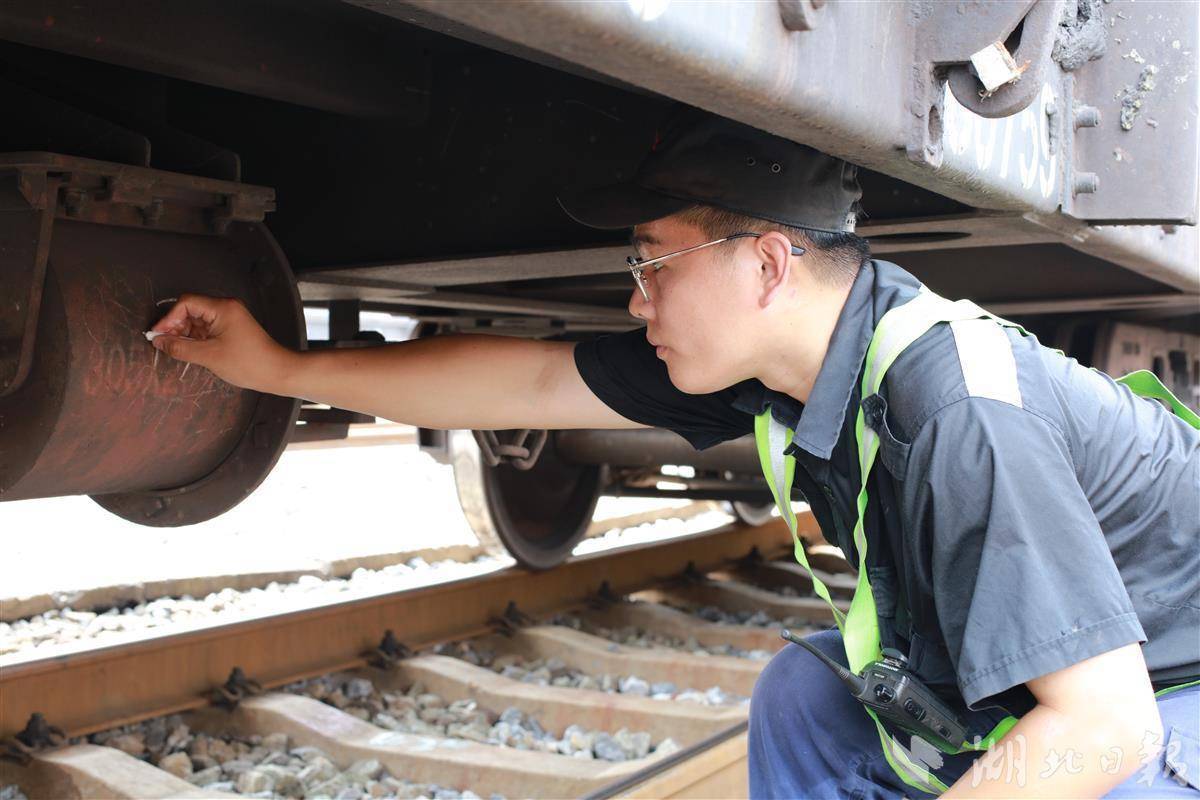 确认制动缸鞲鞴运行状况良好后,检车员涂涵利用粉笔涂打标记.