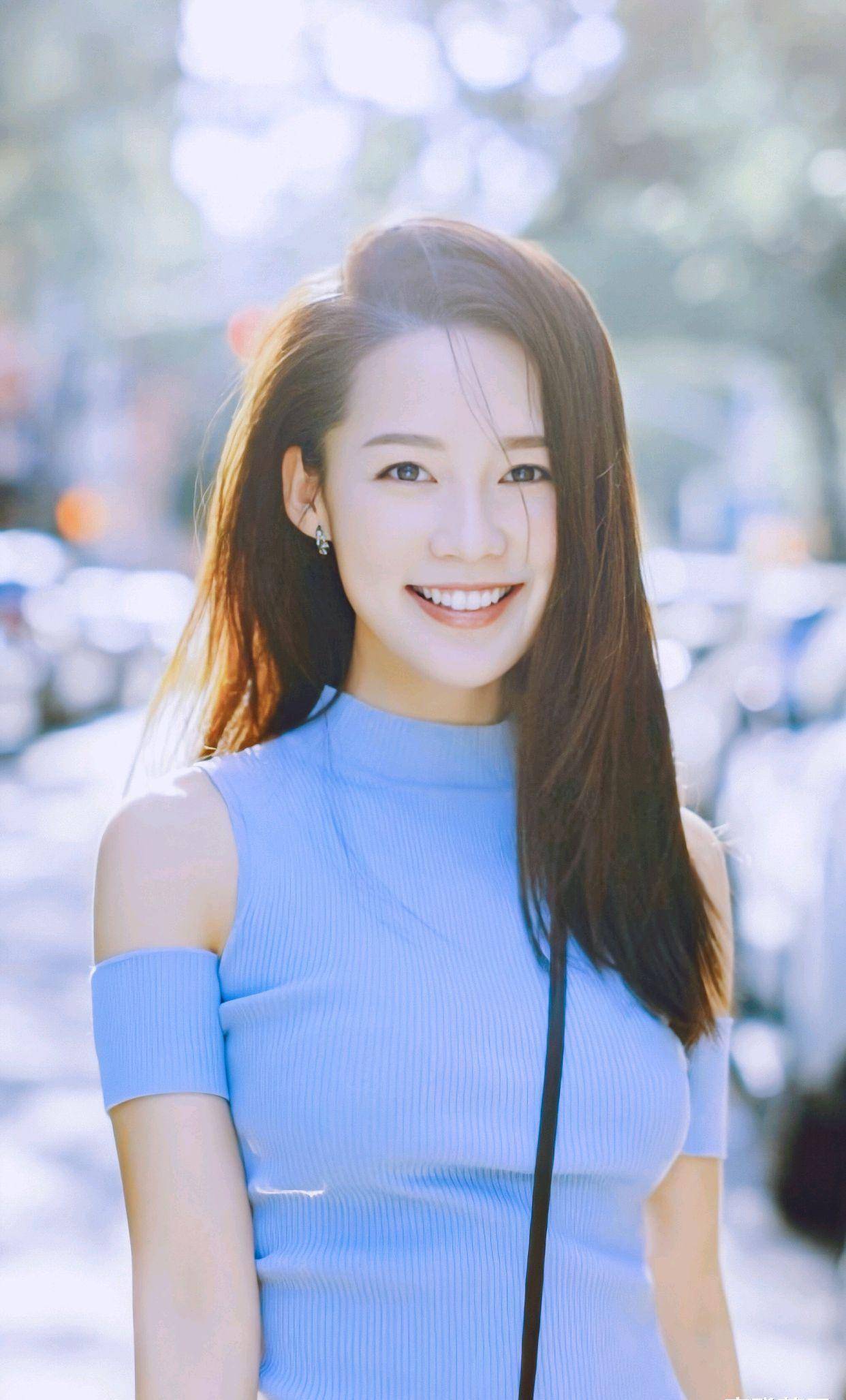 李沁就是一个穿搭高手,普通的白t也穿出高级感,夏天就该这样穿_白色