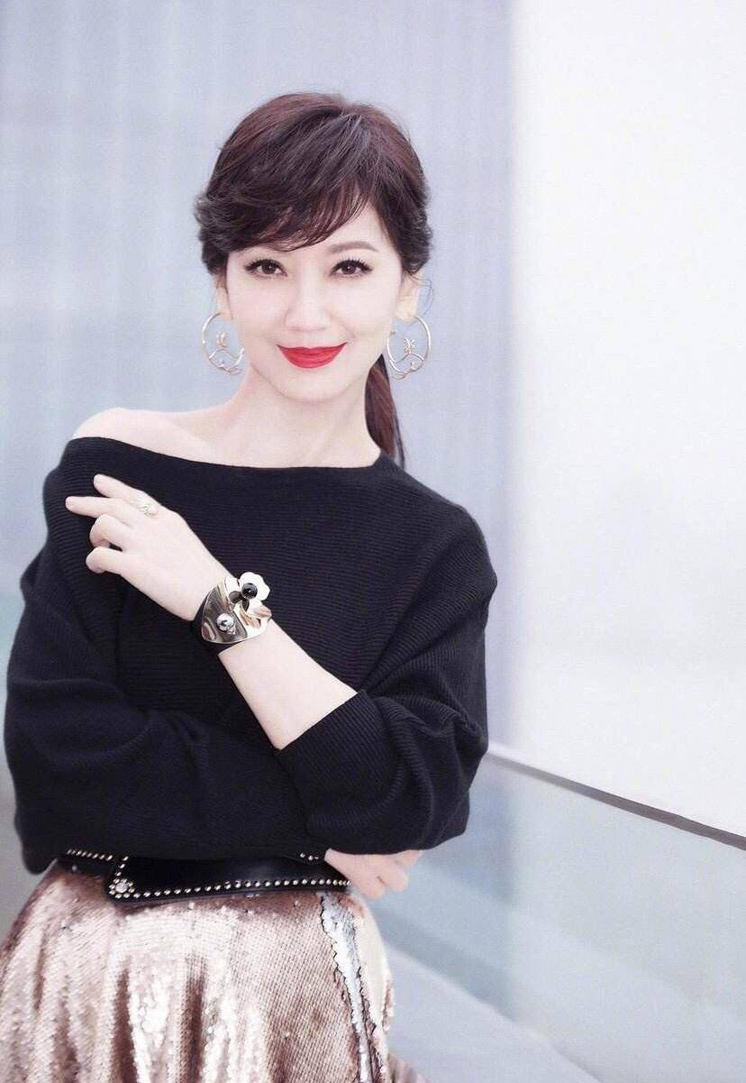 女人过了50岁不要瞎打扮,看赵雅芝怎么靠穿衣隐藏年龄,值得学_look