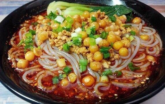 早餐来碗酸辣粉,热热乎乎吃下肚,暖暖和和上班去_菜叶_豌豆_面碗