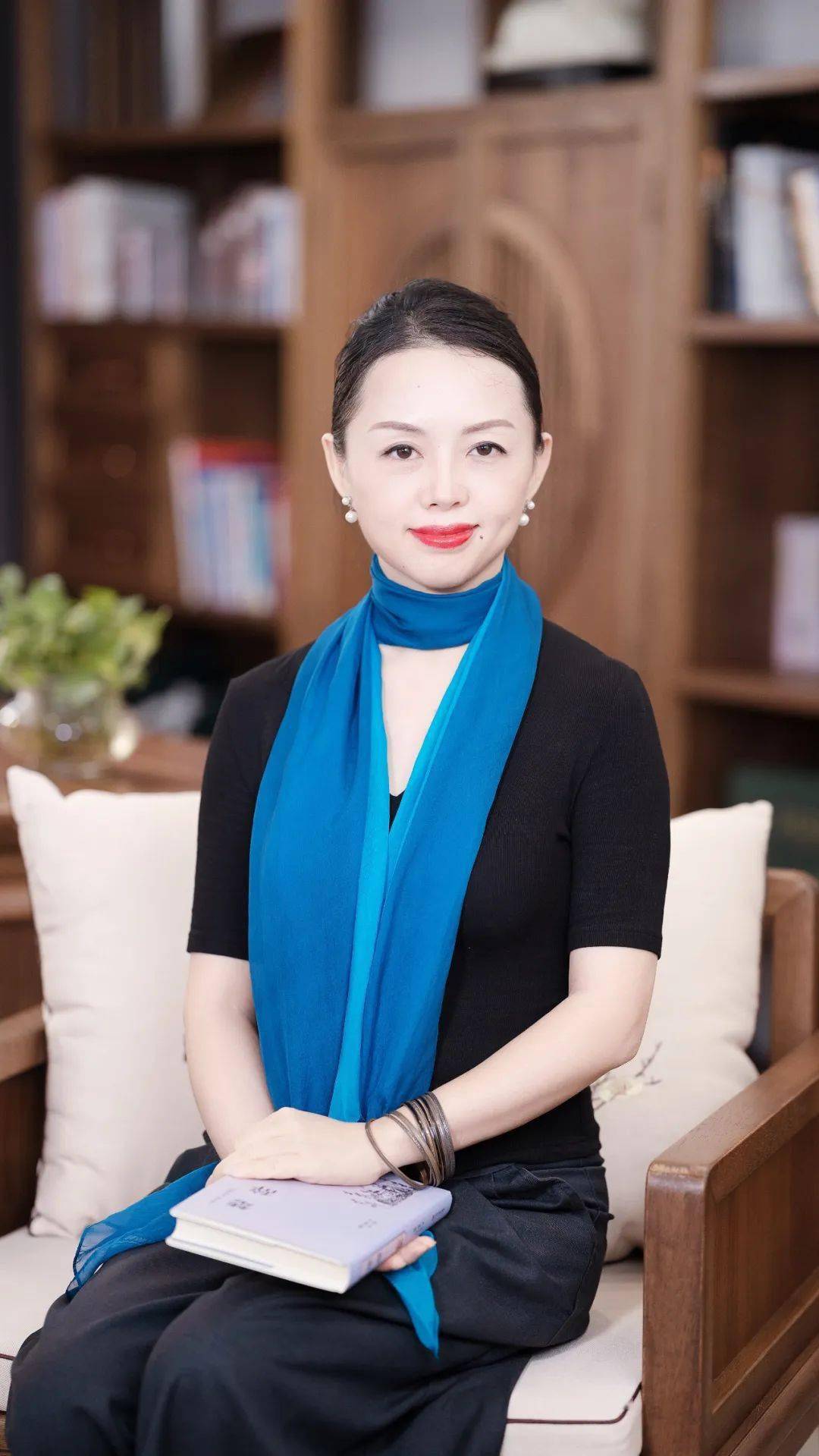 蓝丝巾个人形象照拍摄7. 教学投影笔6. 教学素材库5. 全套教学音乐4.