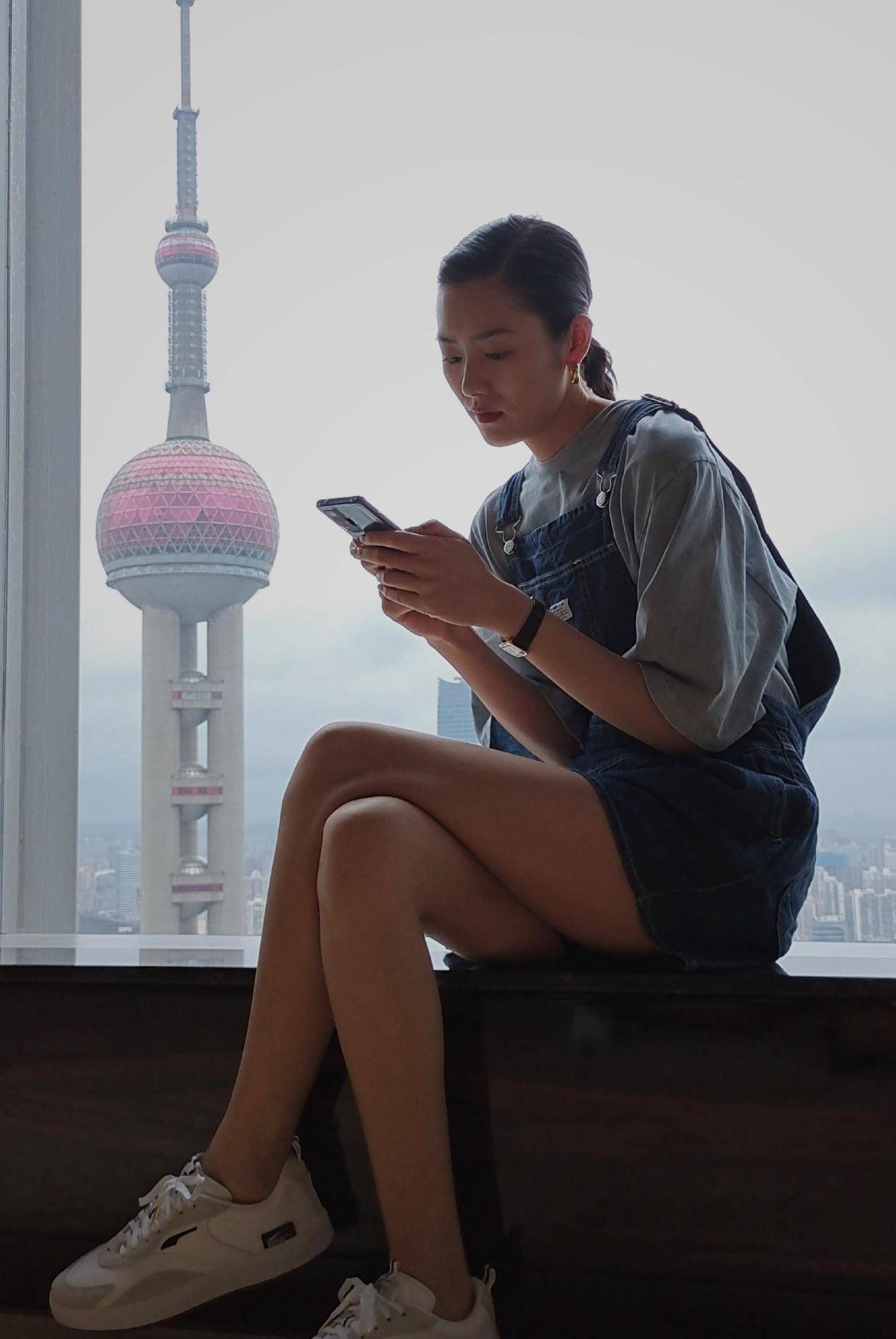 不过即使是私下生活,刘雯依旧不忘秀出自己的美腿,超短