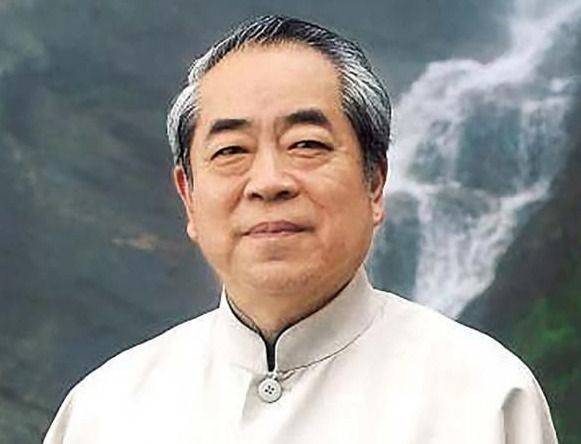 范曾,字十翼,别署抱冲斋主,江苏南通人,中国当代大儒,思想家,国学大师