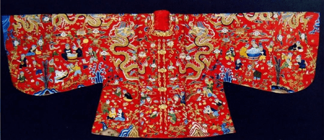 出土文物一般都是方领对襟衫袄,比甲,在明定陵出土的孝靖皇后的方领袄