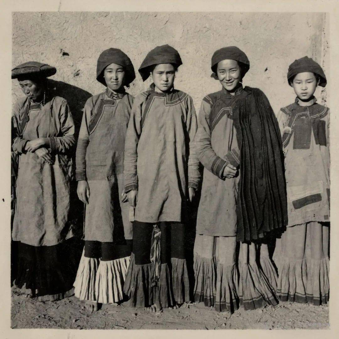 庄学本部分彝族题材摄影作品庄学本在彝区采风年轻时的庄学本