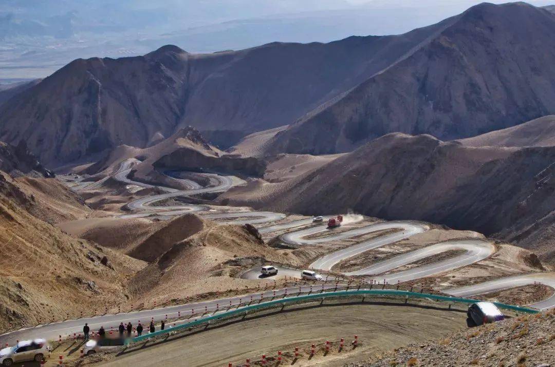 白沙山隨後一路繞過雪峰,冰川遠遠望去,茫茫冰封雪山經蓋孜峽谷上升