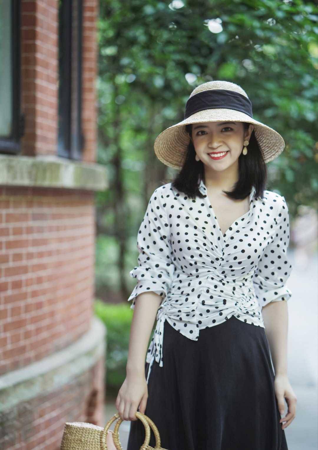 三木博主夏日私服穿搭,一件粉色中长款开衫配短裤,穿出少女气质_身材