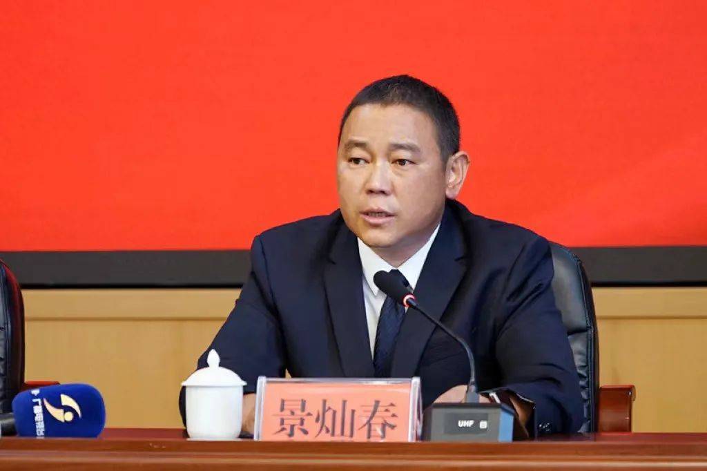 中共玉龙县委常委,玉龙县人民政府常务副县长景灿春云南日报记者问