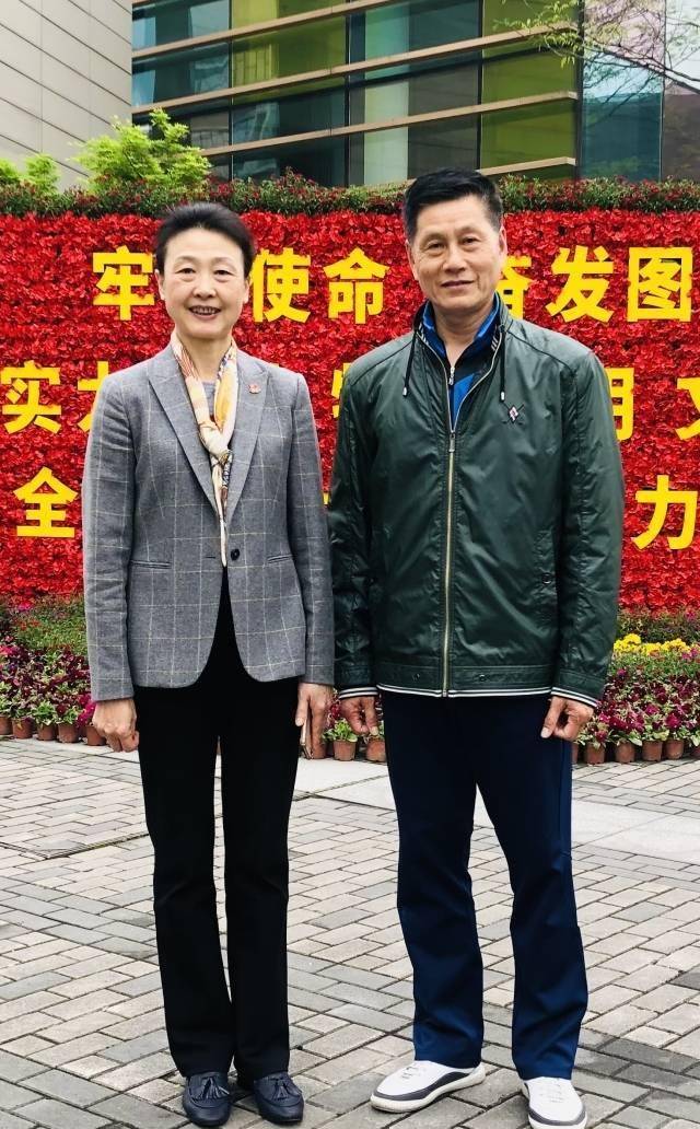 和李玲蔚合影~打羽毛球的,身材都这么好吗!