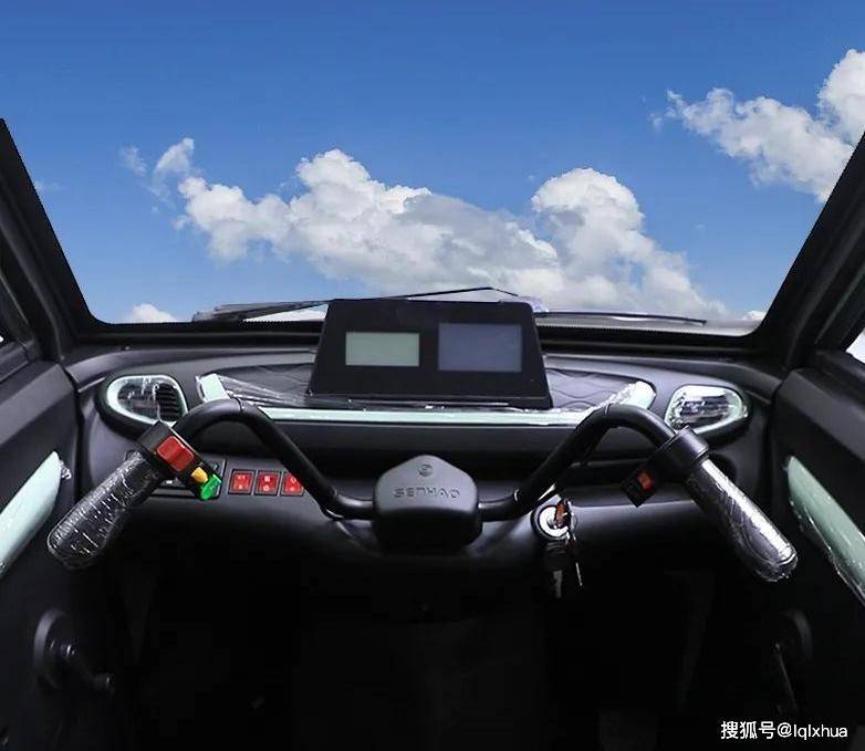 内部空间大,一车可以满足一家人,车辆采用汽车级豪华住宿内饰,中控台