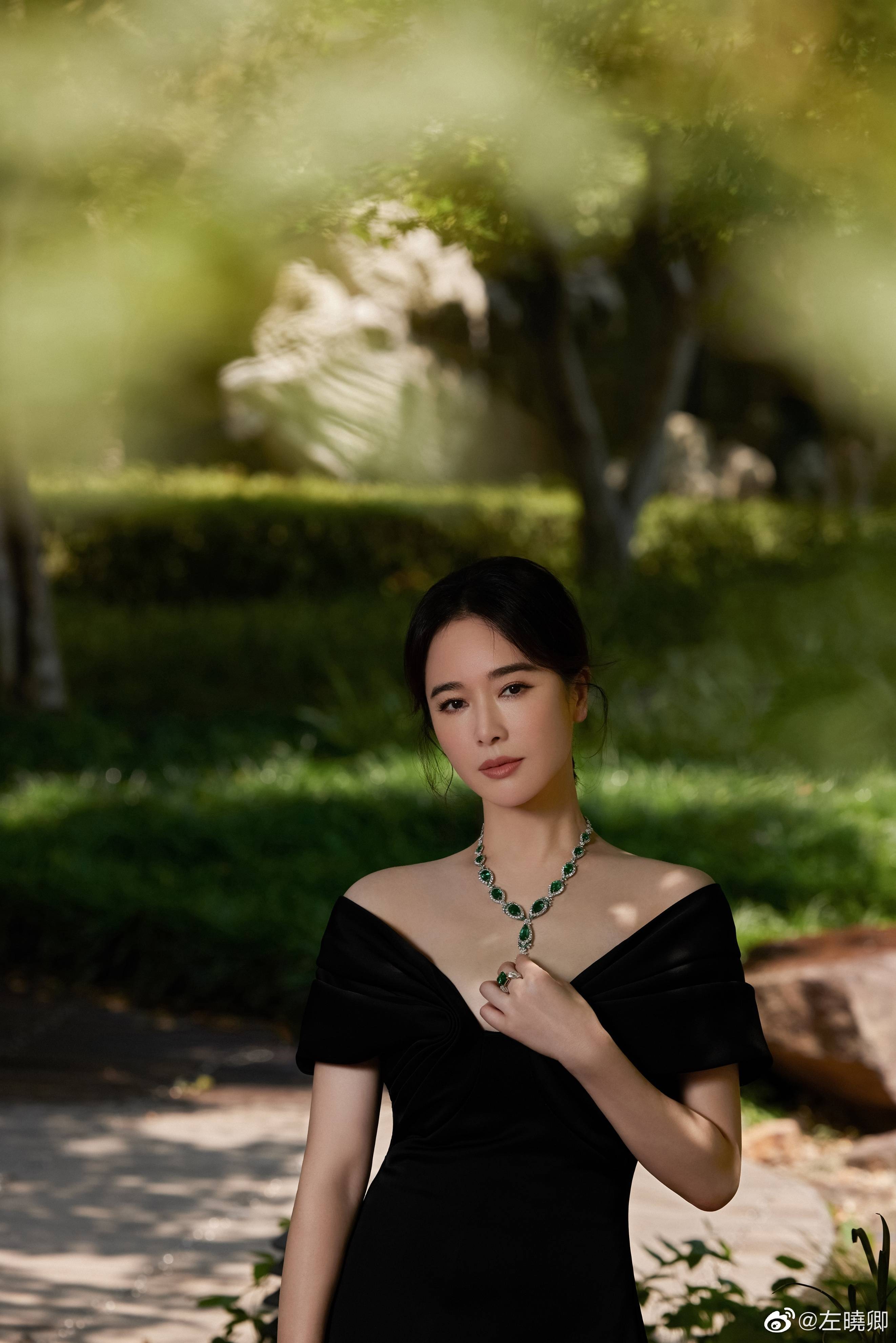 45岁左小青穿着珠光宝气秀好身材 真是妙不可言_自然_韵味_味道