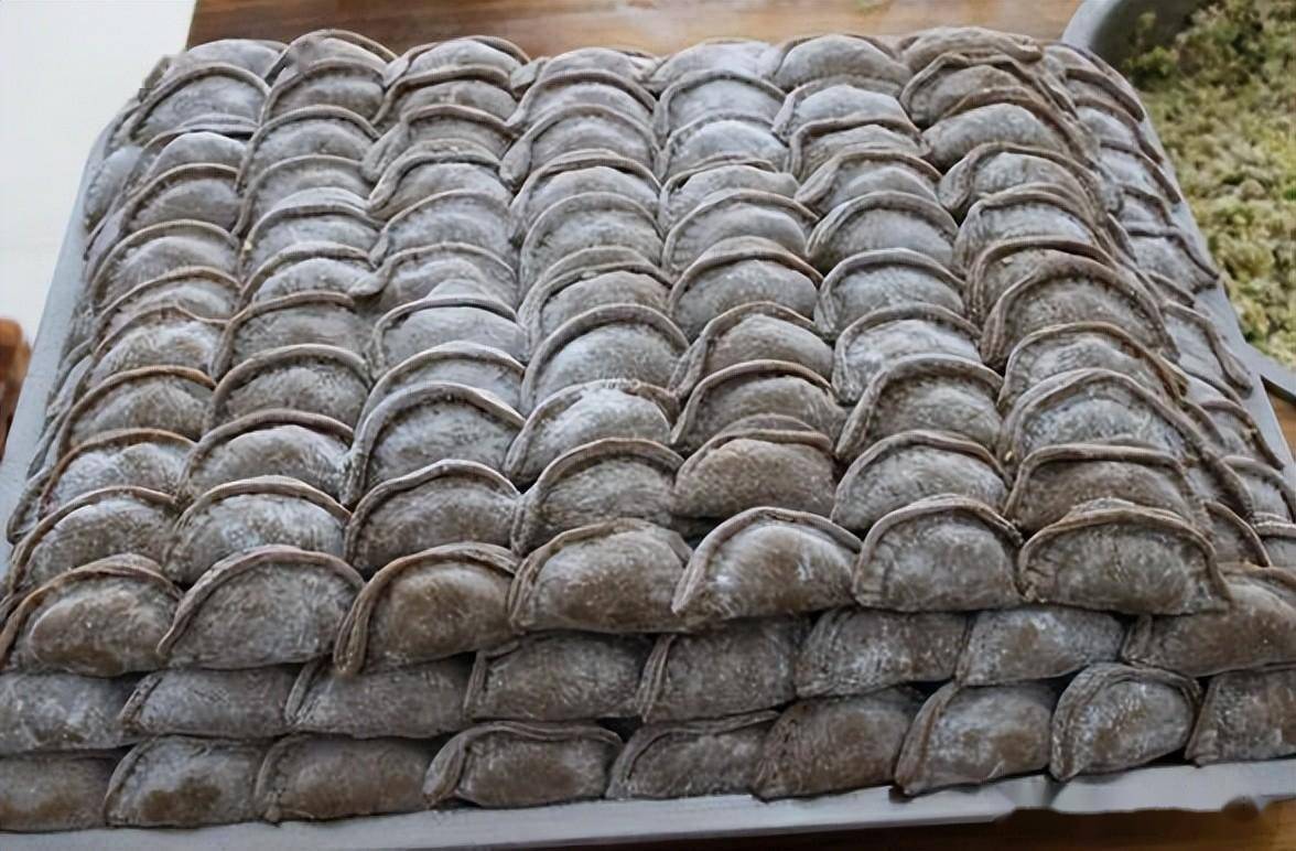 根面角浆水面条要用人工擀制,使之叶宽,条长,片薄.