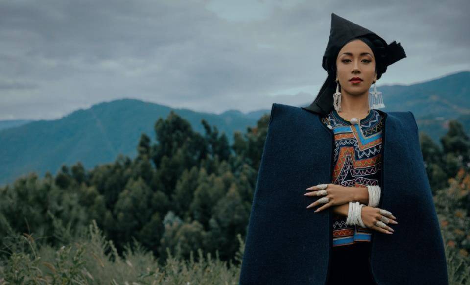 穿彝族服装抢镜,庆幸回家乡过中秋_大凉山_明星_新金