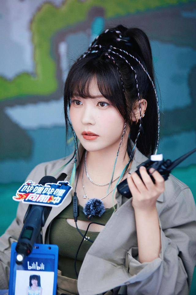 8月31日,赖美云官方工作室发布一组赖美云录制《哔哩哔哩向前冲》花絮