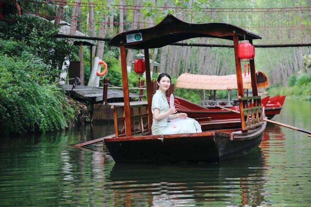 小船随着潺潺水流就是梦里江南最诗意的风景再添一只乌篷船烟雨朦胧